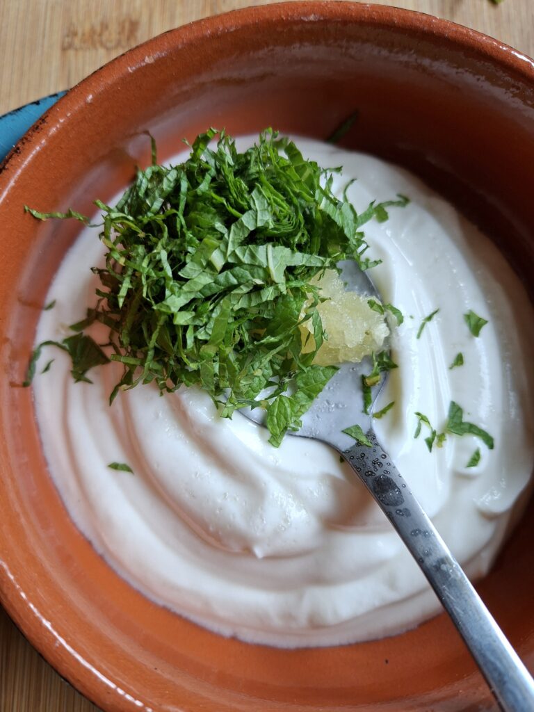 Jogurt z świeżą miętą i czosnkiem 