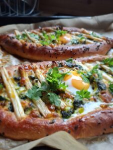 Read more about the article Orkiszowe khachapuri z pokrzywą i szparagami