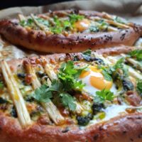 Orkiszowe khachapuri z pokrzywą i szparagami