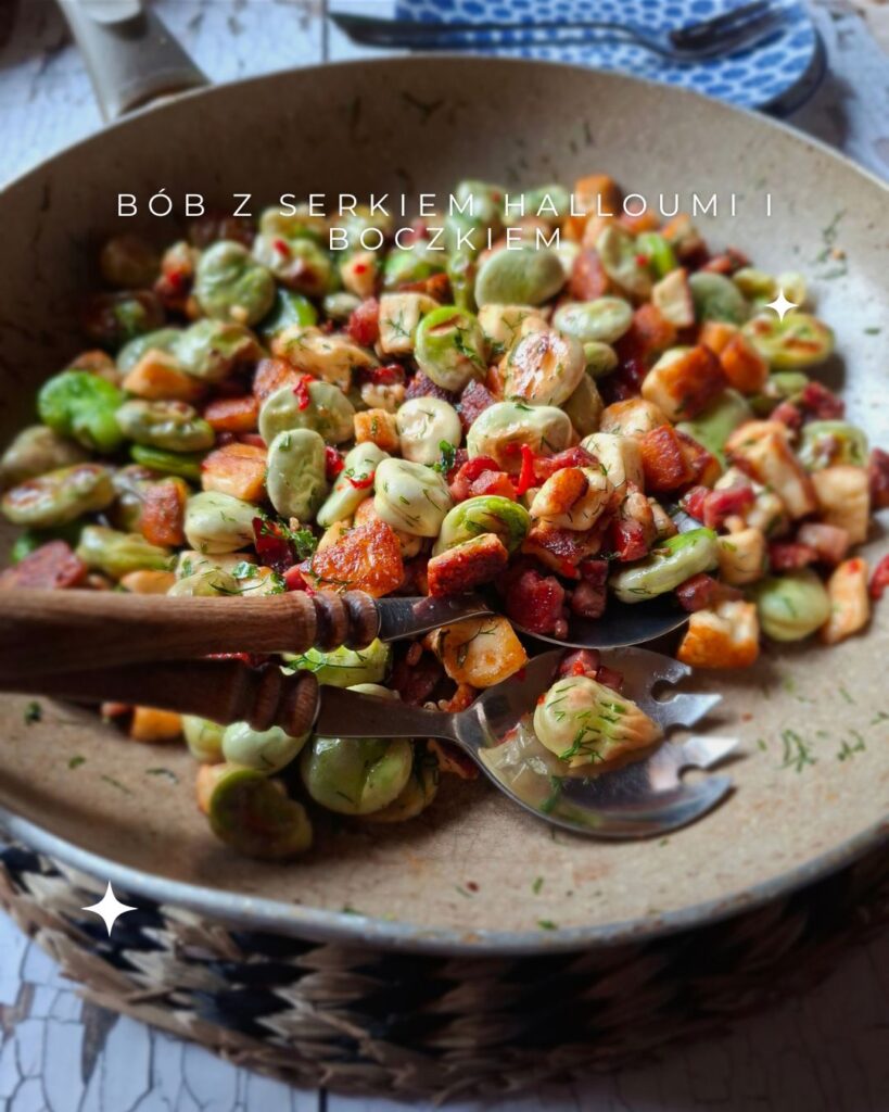 Bób z serkiem halloumi i boczkiem