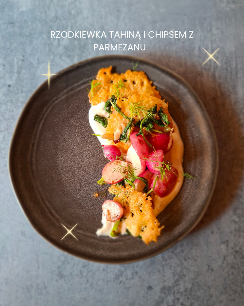 Rzodkiewka z tahiną i chipsem z parmezanu