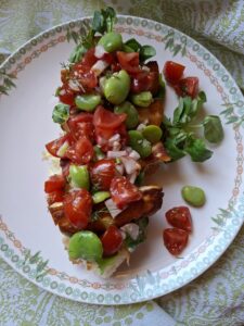 Read more about the article Kanapka z halloumi i sałatką z bobu i pomidorków