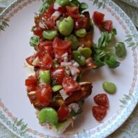 Kanapka z halloumi i sałatką z bobu i pomidorków