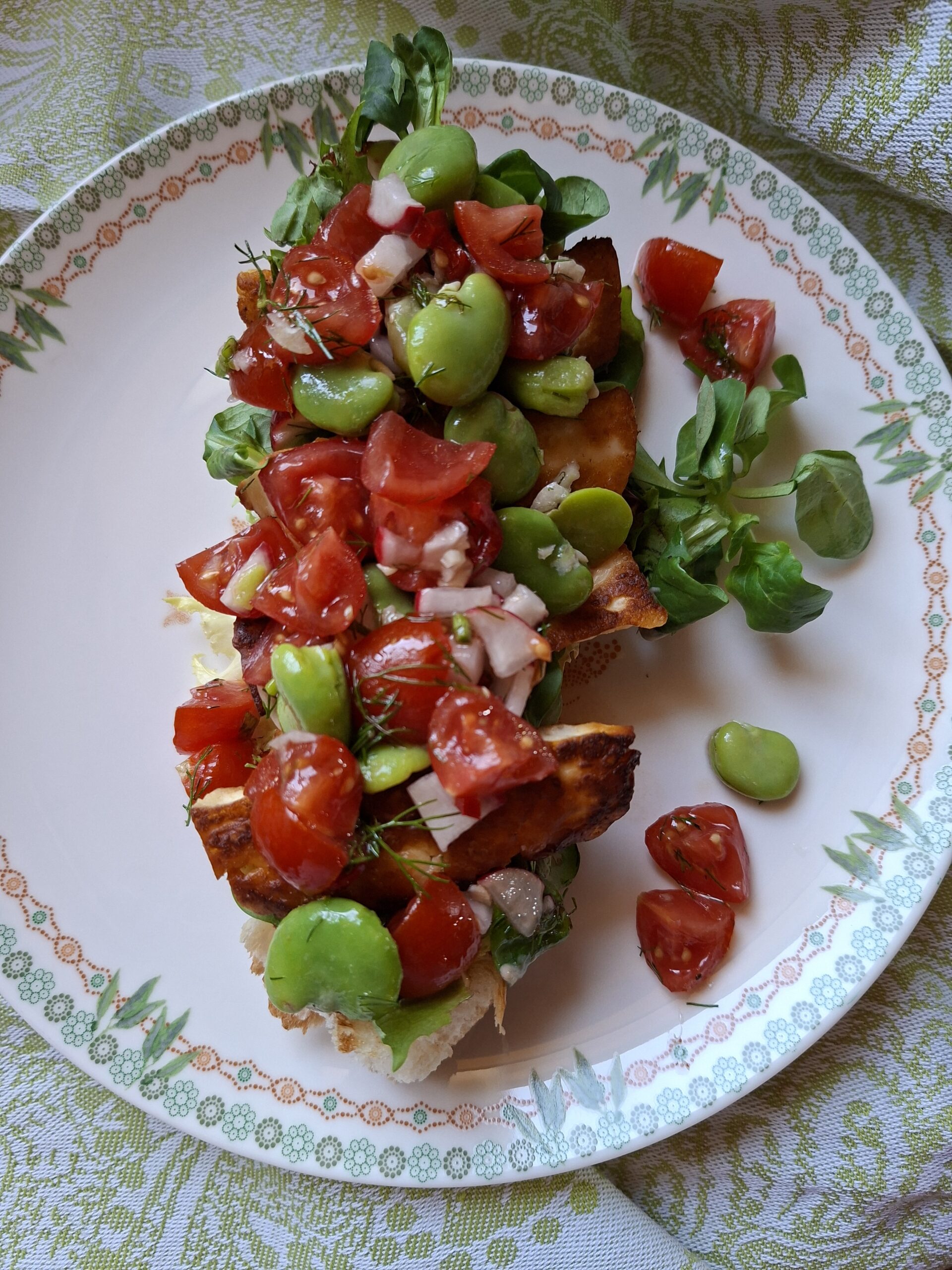 You are currently viewing Kanapka z halloumi i sałatką z bobu i pomidorków