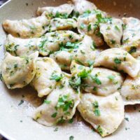 Pierogi z pokrzywą, tofu i batatem