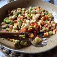 Smażony bób z halloumi i boczkiem