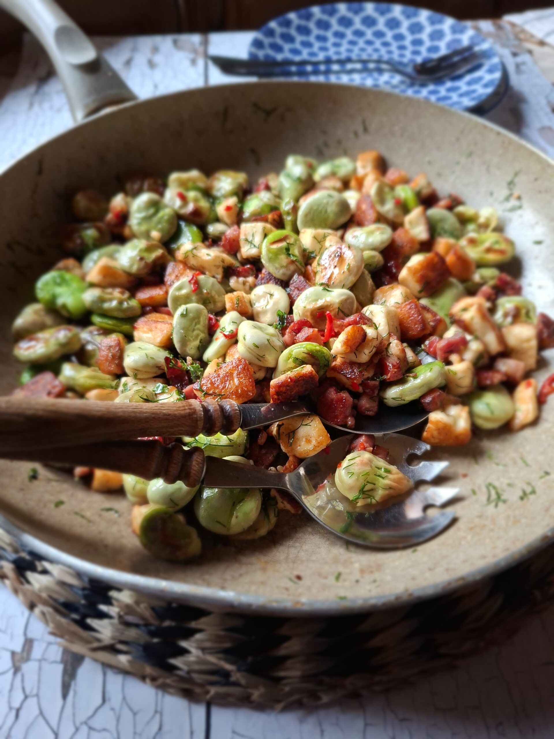 You are currently viewing Smażony bób z halloumi i boczkiem